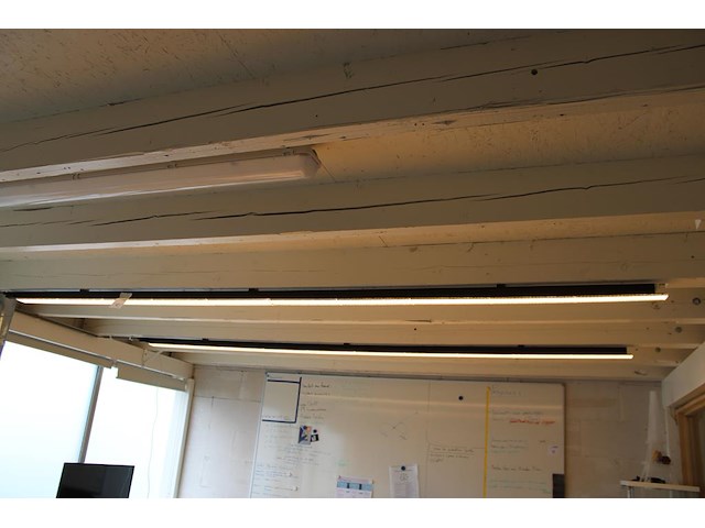 Drie lijnverlichtingen met led lampen. lengtes van 3 meter. let op: dient nog door uzelf gedemonteerd te wo... - afbeelding 1 van  3