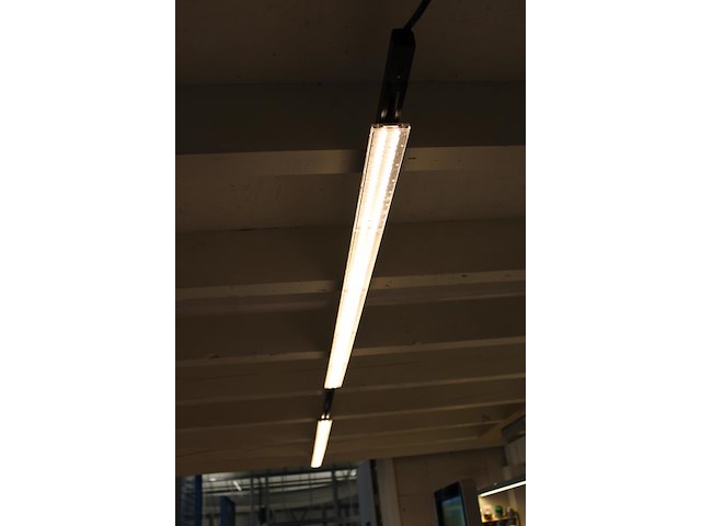 Drie lijnverlichtingen met led lampen. lengtes van 3 meter. let op: dient nog door uzelf gedemonteerd te wo... - afbeelding 3 van  3