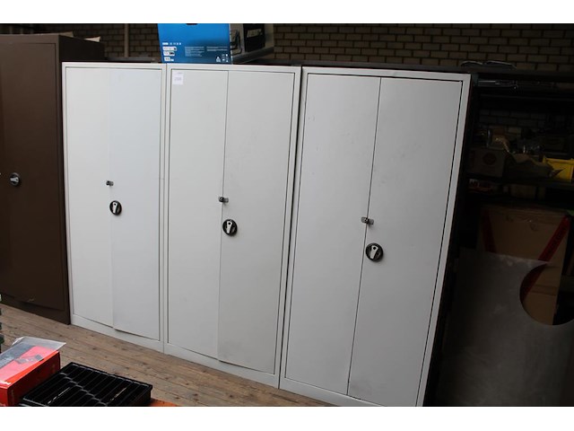 Drie magazijnkasten met 2 deuren en afmeting 80 x 33 x 178 cm. let op : exclusief inhoud en afhalen na 13.0... - afbeelding 1 van  3