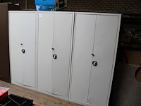 Drie magazijnkasten met 2 deuren en afmeting 80 x 33 x 178 cm. let op : exclusief inhoud en afhalen na 13.0... - afbeelding 1 van  3