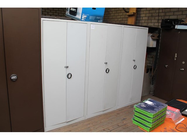 Drie magazijnkasten met 2 deuren en afmeting 80 x 33 x 178 cm. let op : exclusief inhoud en afhalen na 13.0... - afbeelding 2 van  3