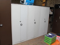 Drie magazijnkasten met 2 deuren en afmeting 80 x 33 x 178 cm. let op : exclusief inhoud en afhalen na 13.0... - afbeelding 2 van  3