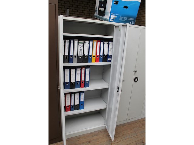 Drie magazijnkasten met 2 deuren en afmeting 80 x 33 x 178 cm. let op : exclusief inhoud en afhalen na 13.0... - afbeelding 3 van  3