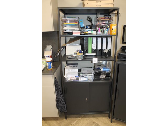 Drie metalen archiefkasten w.o. 2x afmeting 80 x 56 x 110 cm. let op: exclusief inhoud. - afbeelding 2 van  6