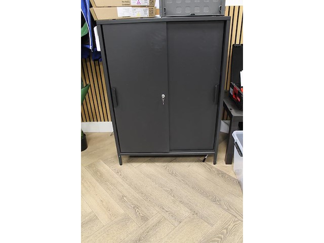 Drie metalen archiefkasten w.o. 2x afmeting 80 x 56 x 110 cm. let op: exclusief inhoud. - afbeelding 4 van  6