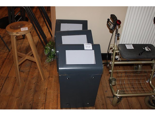 Drie metalen prullenbakken met klepdeksel. afmeting 37 x 25 x 68 cm. - afbeelding 1 van  2