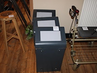 Drie metalen prullenbakken met klepdeksel. afmeting 37 x 25 x 68 cm. - afbeelding 1 van  2