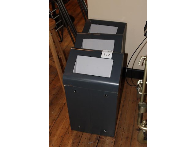 Drie metalen prullenbakken met klepdeksel. afmeting 37 x 25 x 68 cm. - afbeelding 2 van  2