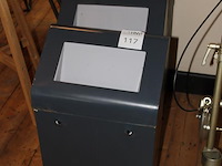 Drie metalen prullenbakken met klepdeksel. afmeting 37 x 25 x 68 cm. - afbeelding 2 van  2