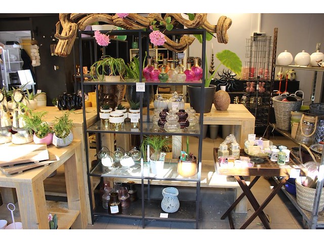 Drie metalen stellingkasten met glazen legbladen. afmeting 100 x 36 x 180 cm. - afbeelding 1 van  4