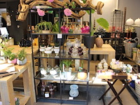 Drie metalen stellingkasten met glazen legbladen. afmeting 100 x 36 x 180 cm. - afbeelding 1 van  4