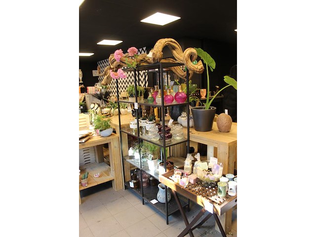 Drie metalen stellingkasten met glazen legbladen. afmeting 100 x 36 x 180 cm. - afbeelding 2 van  4