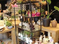 Drie metalen stellingkasten met glazen legbladen. afmeting 100 x 36 x 180 cm. - afbeelding 2 van  4