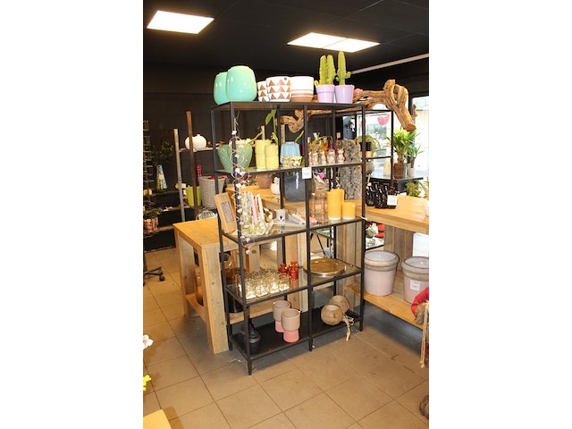 Drie metalen stellingkasten met glazen legbladen. afmeting 100 x 36 x 180 cm. - afbeelding 3 van  4