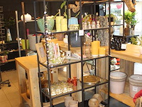 Drie metalen stellingkasten met glazen legbladen. afmeting 100 x 36 x 180 cm. - afbeelding 3 van  4