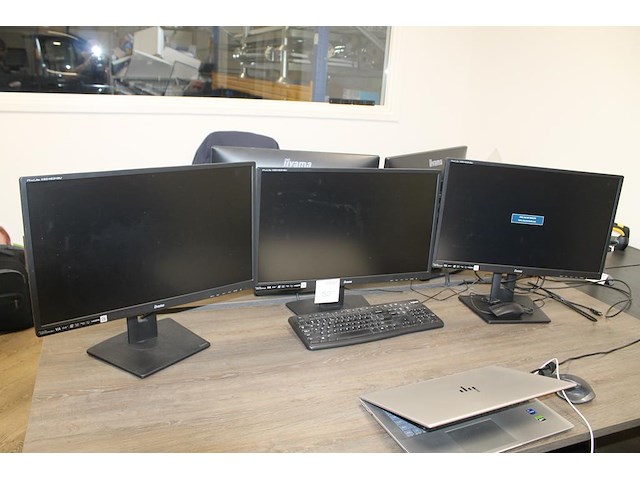 Drie monitoren iiyama 24 inch met toetsenbord en muis. - afbeelding 1 van  2