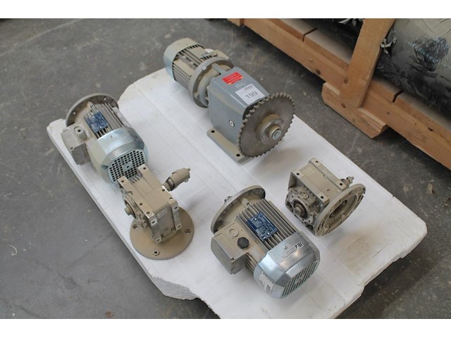 Drie motoren en 2 hulpstukken bonfiglioli in diverse uitvoeringen. - afbeelding 1 van  4