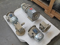 Drie motoren en 2 hulpstukken bonfiglioli in diverse uitvoeringen. - afbeelding 1 van  4