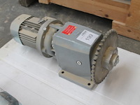 Drie motoren en 2 hulpstukken bonfiglioli in diverse uitvoeringen. - afbeelding 2 van  4