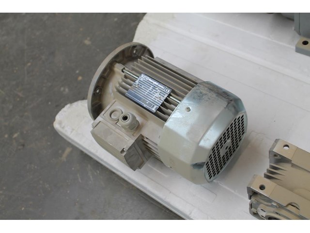 Drie motoren en 2 hulpstukken bonfiglioli in diverse uitvoeringen. - afbeelding 3 van  4