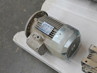 Drie motoren en 2 hulpstukken bonfiglioli in diverse uitvoeringen. - afbeelding 3 van  4