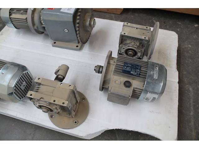 Drie motoren en 2 hulpstukken bonfiglioli in diverse uitvoeringen. - afbeelding 4 van  4