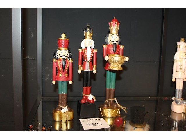 Drie notenkrakkers op schap. - afbeelding 1 van  2