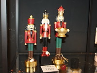 Drie notenkrakkers op schap. - afbeelding 1 van  2