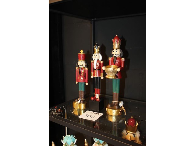 Drie notenkrakkers op schap. - afbeelding 2 van  2