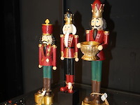 Drie notenkrakkers op schap. - afbeelding 2 van  2