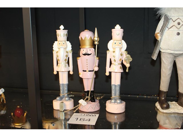 Drie notenkrakkers op schap. - afbeelding 1 van  2