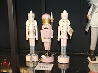 Drie notenkrakkers op schap. - afbeelding 1 van  2