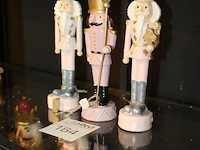 Drie notenkrakkers op schap. - afbeelding 2 van  2