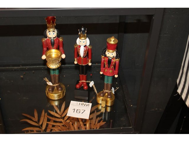 Drie notenkrakkers op schap. - afbeelding 1 van  3