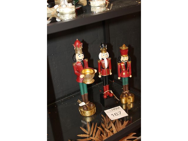 Drie notenkrakkers op schap. - afbeelding 2 van  3