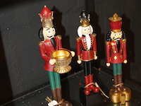 Drie notenkrakkers op schap. - afbeelding 2 van  3