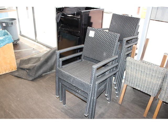 Drie opklapbare terrastafels met zeven kunstrotan stoelen. - afbeelding 1 van  3