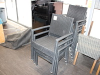 Drie opklapbare terrastafels met zeven kunstrotan stoelen. - afbeelding 1 van  3