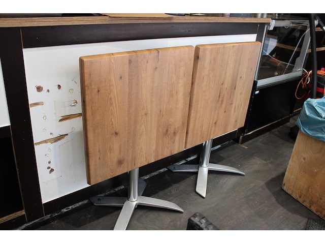 Drie opklapbare terrastafels met zeven kunstrotan stoelen. - afbeelding 2 van  3