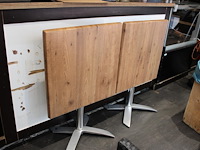 Drie opklapbare terrastafels met zeven kunstrotan stoelen. - afbeelding 2 van  3