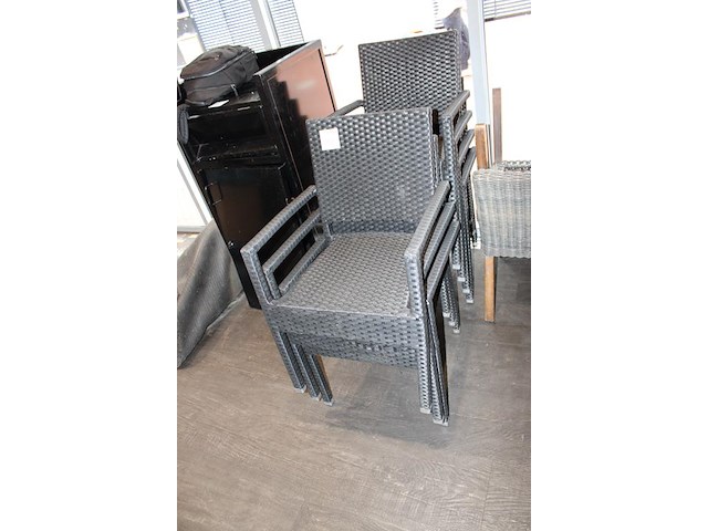 Drie opklapbare terrastafels met zeven kunstrotan stoelen. - afbeelding 3 van  3