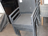 Drie opklapbare terrastafels met zeven kunstrotan stoelen. - afbeelding 3 van  3