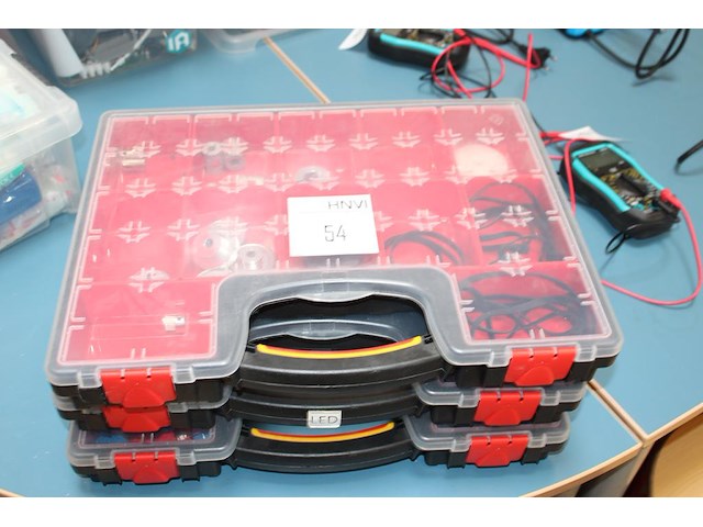 Drie organisers met o.a. weerstanden, ledlampjes, adereindhulsjes, tandwielen en kabelschoenen. - afbeelding 1 van  5