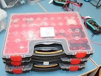 Drie organisers met o.a. weerstanden, ledlampjes, adereindhulsjes, tandwielen en kabelschoenen. - afbeelding 1 van  5