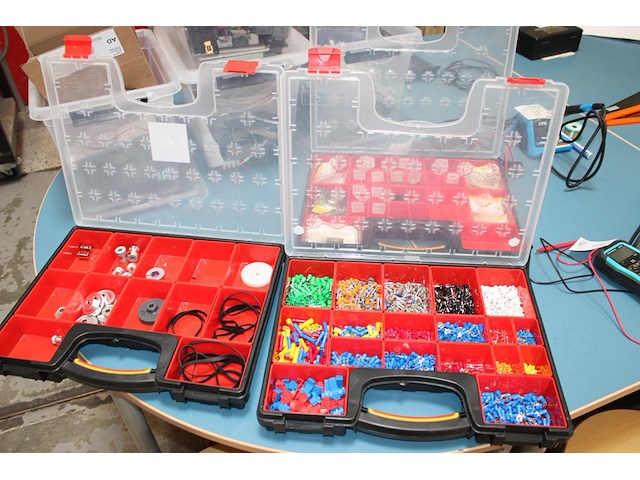 Drie organisers met o.a. weerstanden, ledlampjes, adereindhulsjes, tandwielen en kabelschoenen. - afbeelding 2 van  5