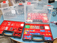 Drie organisers met o.a. weerstanden, ledlampjes, adereindhulsjes, tandwielen en kabelschoenen. - afbeelding 2 van  5