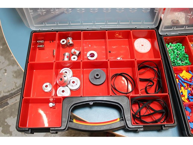 Drie organisers met o.a. weerstanden, ledlampjes, adereindhulsjes, tandwielen en kabelschoenen. - afbeelding 3 van  5