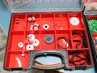 Drie organisers met o.a. weerstanden, ledlampjes, adereindhulsjes, tandwielen en kabelschoenen. - afbeelding 3 van  5