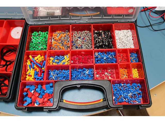 Drie organisers met o.a. weerstanden, ledlampjes, adereindhulsjes, tandwielen en kabelschoenen. - afbeelding 4 van  5