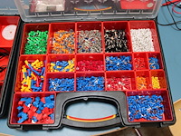 Drie organisers met o.a. weerstanden, ledlampjes, adereindhulsjes, tandwielen en kabelschoenen. - afbeelding 4 van  5